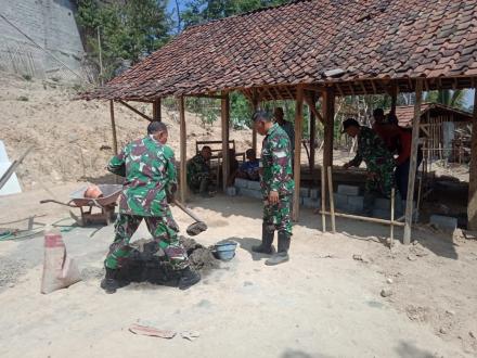 TNI BERSAMA MASYARAKAT MEMBANGUN RUTILAHU DI DESA SUKOKIDUL